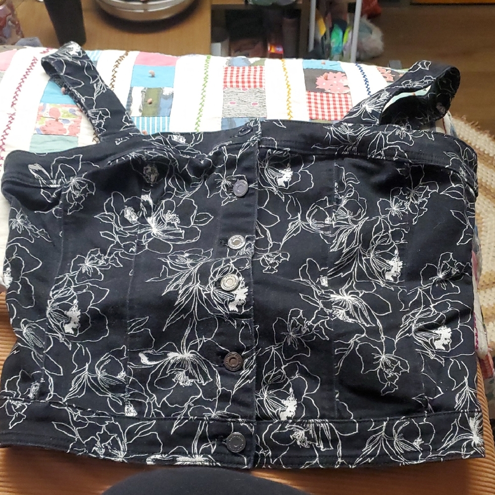 White House Black Market Black and White Floral Top